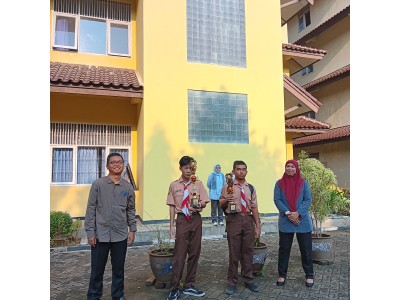 Penyerahan Piala LKS English Competition